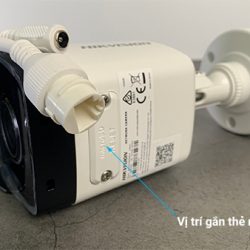 Vị trí cắm thẻ nhớ và nút resetHikvision DS-2CD1023G0E-I